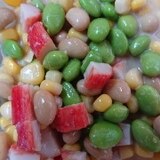 スプーンで食べる豆たっぷりサラダ